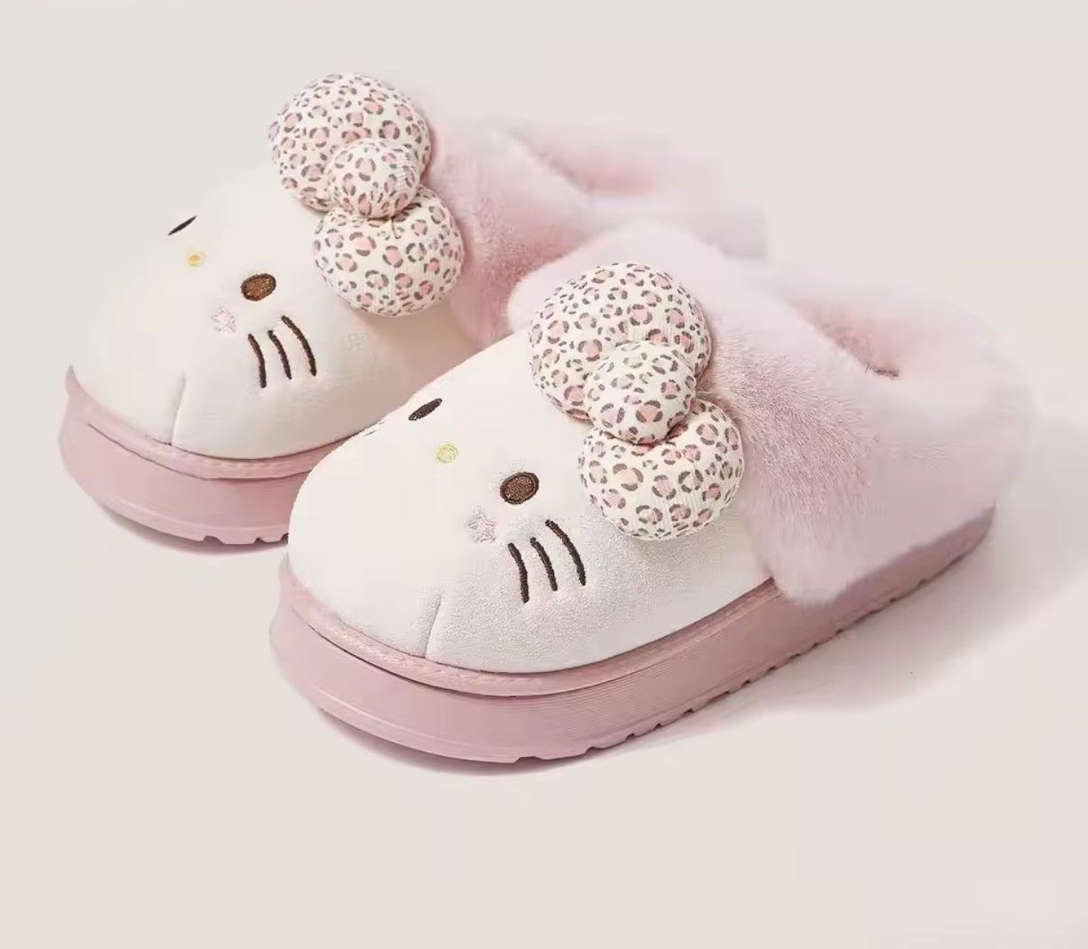 Chaussons Hello Kitty 🐱👣 – Douillets & Adorables pour l’intérieur et l’extérieur 💖